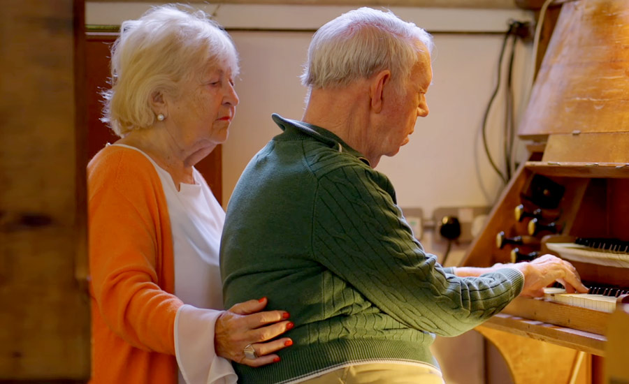 brians-plays-the-organ-manor-barn-care-home